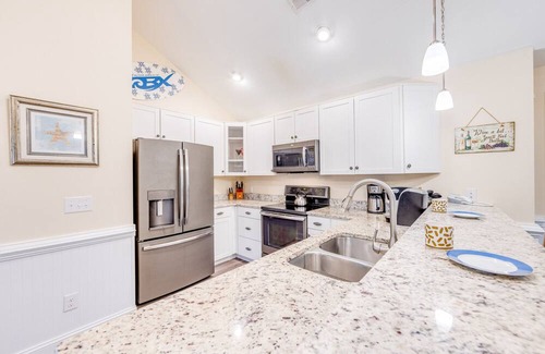 Hatteras Condominio | On Special - Canal Front Penthouse Suite in Slash Creek with Resort Amenities an