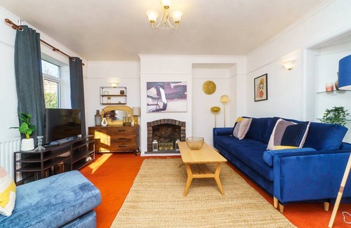 Pill Casa | Charming 4BR House with Style and City Convenience