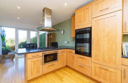 Pill Casa | Charming 4BR House with Style and City Convenience