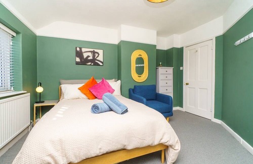 Pill Casa | Charming 4BR House with Style and City Convenience