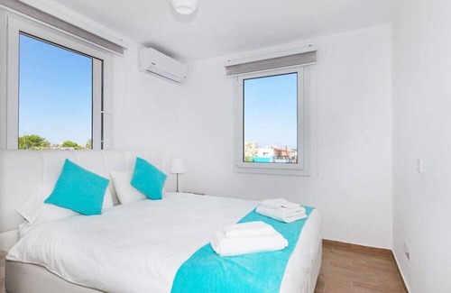 Zeytinlik Apartamento | Nature View Flat w Pool 4 min to Beach in Kyrenia