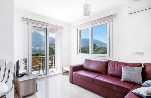 Zeytinlik Apartamento | Flat w Pool and Balcony 4 min to Beach in Kyrenia