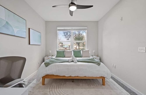 Courier City - Oscawana Apartamento | Bleecker room 116 · Luxury king suite! Pool | gym | FREE parking | A