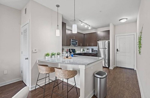 Courier City - Oscawana Apartamento | Bleecker room 116 · Luxury king suite! Pool | gym | FREE parking | A