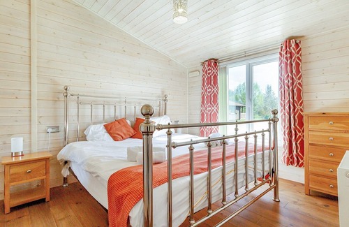 Scunthorpe Cabina | A cosy one bedroom lodge with a master bedroom served by a bathroom with a separate shower open plan