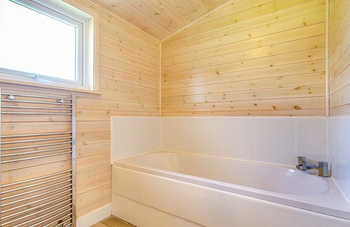 Scunthorpe Cabina | A cosy one bedroom lodge with a master bedroom served by a bathroom with a separate shower open plan