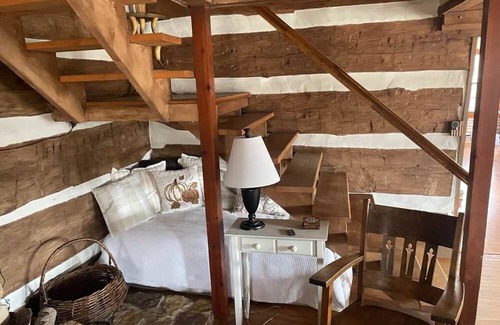 Morgantown Cabina | Authentic Log Cabin built in 1827