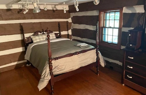 Morgantown Cabina | Authentic Log Cabin built in 1827