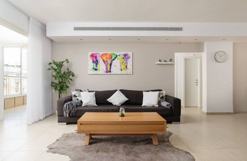 Netanya Apartamento | Bright and Fresh Family Home near Beach by FeelHome