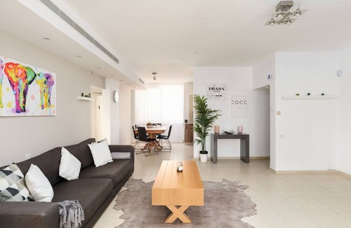 Netanya Apartamento | Bright and Fresh Family Home near Beach by FeelHome