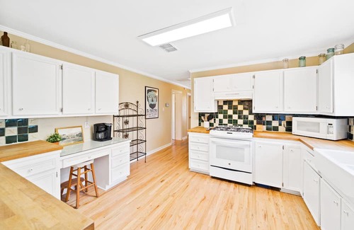 Sunset Oaks Casa | Where the good ol' days still live | The Heyday by Lodgewell