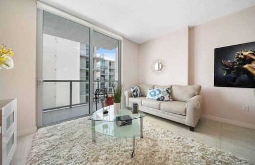 Northeast Miami Condominio | New Flat DesignDistrict Parking