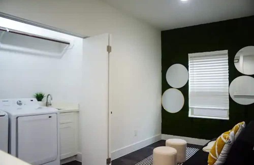 Foster Place Casa | Modern Home in HTX| NRG/Med Ctr+Downtown|Luxe 3BDR