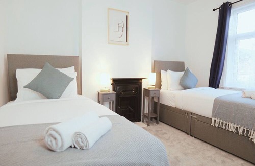 Stafford Casa | Town Centre House with parking, Wi-Fi