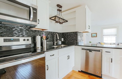 Staunton Casa | Green on New - Central Location and Staunton Charm