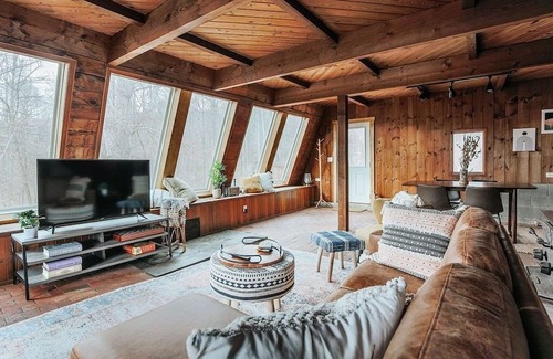 Shipman Cabina | Acute Lodge: Boho, Romantic Getaway in Nelson Co.