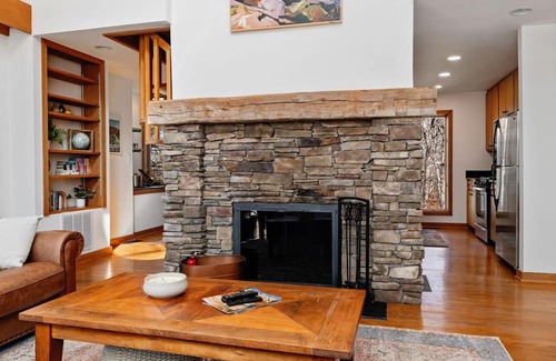 Wintergreen Casa | New Listing! 3 min to ski w/hot tub and fireplace. Dog-friendly!