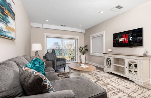Traverse City Condominio | ♛ 539 Bay St ⁀➷ Luxury Downtown 2BDR Lake View Penthouse Condo steps to Beach! ➠ 302W