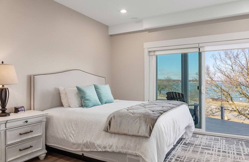 Traverse City Condominio | ♛ 539 Bay St ⁀➷ Luxury Downtown 2BDR Lake View 2nd Floor Condo on West Bay ➠ 203E