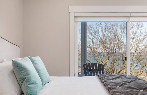 Traverse City Condominio | ♛ 539 Bay St ⁀➷ Luxury Downtown 2BDR Lake View 2nd Floor Condo on West Bay ➠ 203E