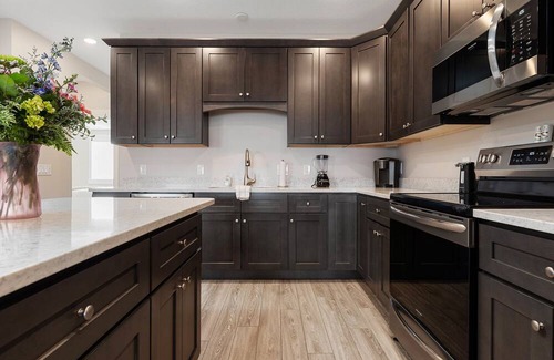 Traverse City Condominio | ♛ 539 Bay St ⁀➷ Luxury Downtown 2BDR Lake View Penthouse Condo steps to Beach! ➠ 402W