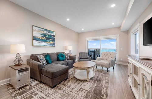 Traverse City Condominio | ♛ 539 Bay St ⁀➷ Luxury Downtown 2BDR Lake View Penthouse Condo steps to Beach! ➠ 402W