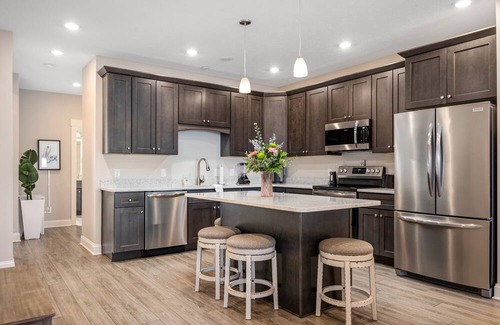 Traverse City Condominio | ♛ 539 Bay St ⁀➷ Luxury Downtown 2BDR Lake View Penthouse Condo steps to Beach! ➠ 402W