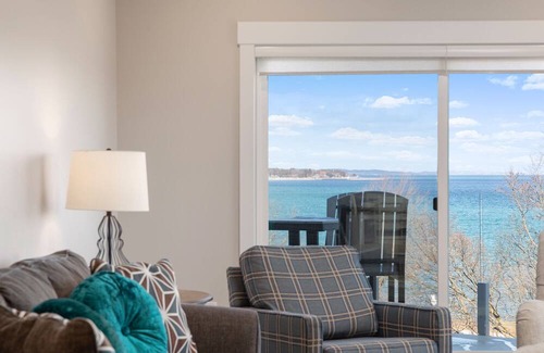 Traverse City Condominio | ♛ 539 Bay St ⁀➷ Luxury Downtown 2BDR Lake View Penthouse Condo steps to Beach! ➠ 402W