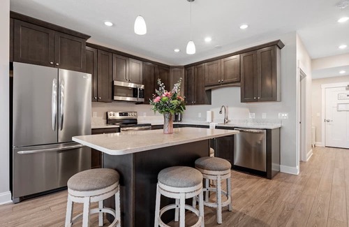 Traverse City Condominio | ♛ 539 Bay St ⁀➷ 2BDR Lake View 1st Floor Condo steps to Beach! ➠ 103E