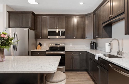 Traverse City Condominio | ♛ 539 Bay St ⁀➷ 2BDR Lake View 1st Floor Condo steps to Beach! ➠ 103E