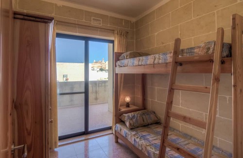 Victoria Apartamento | Modern 3rd floor penthouse + air conditioning in a perfect location in Victoria