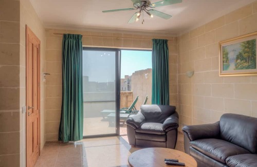 Victoria Apartamento | Modern 3rd floor penthouse + air conditioning in a perfect location in Victoria