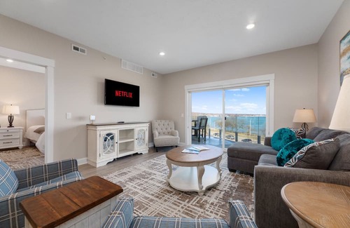Traverse City Condominio | ♛ 539 Bay St ⁀➷ 3BDR Lake View Penthouse Condo on West Bay ➠ 401W