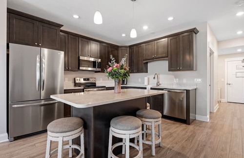 Traverse City Condominio | ♛ 539 Bay St ⁀➷ 3BDR Lake View Penthouse Condo on West Bay ➠ 401W