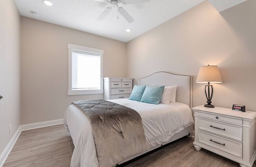 Traverse City Condominio | ♛ 539 Bay St ⁀➷ Luxury Downtown 3BDR Lake View 2nd Floor Condo on West Bay ➠ 201W