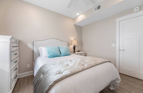 Traverse City Condominio | ♛ 539 Bay St ⁀➷ Luxury Downtown 3BDR Lake View 2nd Floor Condo on West Bay ➠ 201W