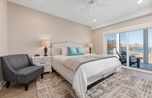 Traverse City Condominio | ♛ 539 Bay St ⁀➷ Luxury Downtown 3BDR Lake View 2nd Floor Condo on West Bay ➠ 201W