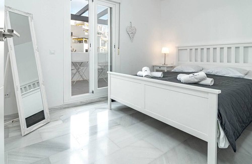 Nueva Andalucia Apartamento | Captivating 2 Bedroom Apartment in popular Nueva Andalucia close to Centro Plaza