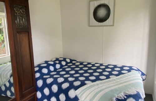 Omokoroa Casa | Original Omokoroa Bach with sea views- 4 min walk to beach!