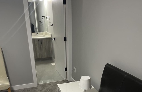 Calgary Casa | Home Away From Home by Dlush Residence- Non Smoking Property