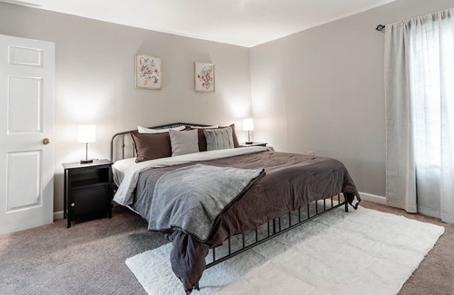 Indianapolis Casa | King Bed! 5 min to Fountain Square/Colts Stadium