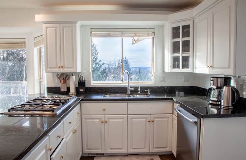 Upper Ten Oaks Casa | Sleep 50. Central. City view
