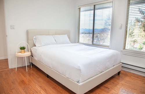 Upper Ten Oaks Casa | Sleep 50. Central. City view