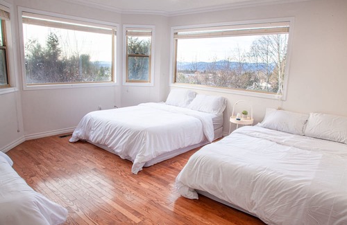 Upper Ten Oaks Casa | Sleep 50. Central. City view