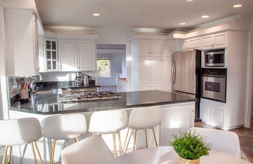 Upper Ten Oaks Casa | Sleep 50. Central. City view