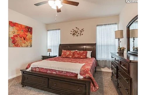 Azle Casa | EZ access to DFW, w office