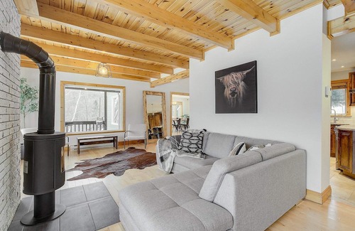 Baie-St-Paul Casa | Cozy Getaway w Stunning views, Hot Tub, 10min Ski
