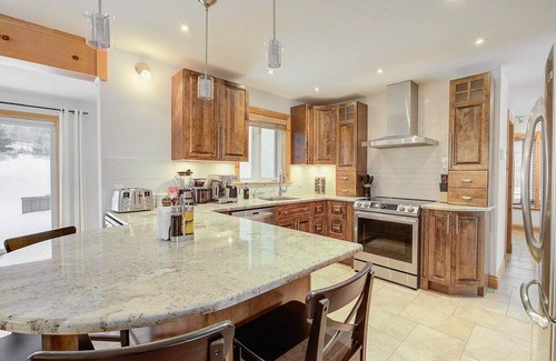 Baie-St-Paul Casa | Cozy Getaway w Stunning views, Hot Tub, 10min Ski