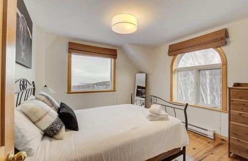 Baie-St-Paul Casa | Cozy Getaway w Stunning views, Hot Tub, 10min Ski