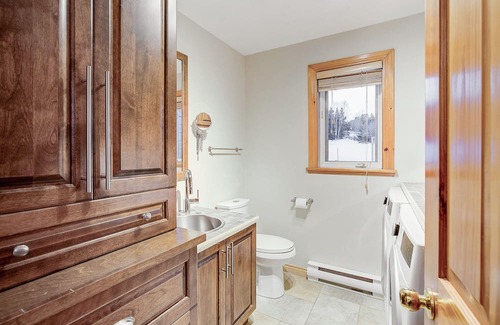 Baie-St-Paul Casa | Cozy Getaway w Stunning views, Hot Tub, 10min Ski